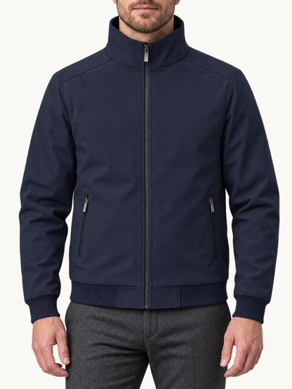 Blouson bombardier zippé bleu marine avec doublure polaire, porté par un modèle homme