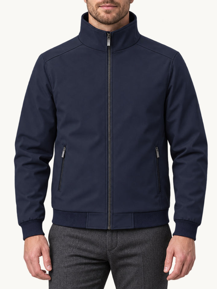 Blouson bombardier zippé bleu marine avec doublure polaire, porté par un modèle homme
