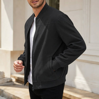Blouson bomber noir aspect daim porté ouvert sur un t-shirt
