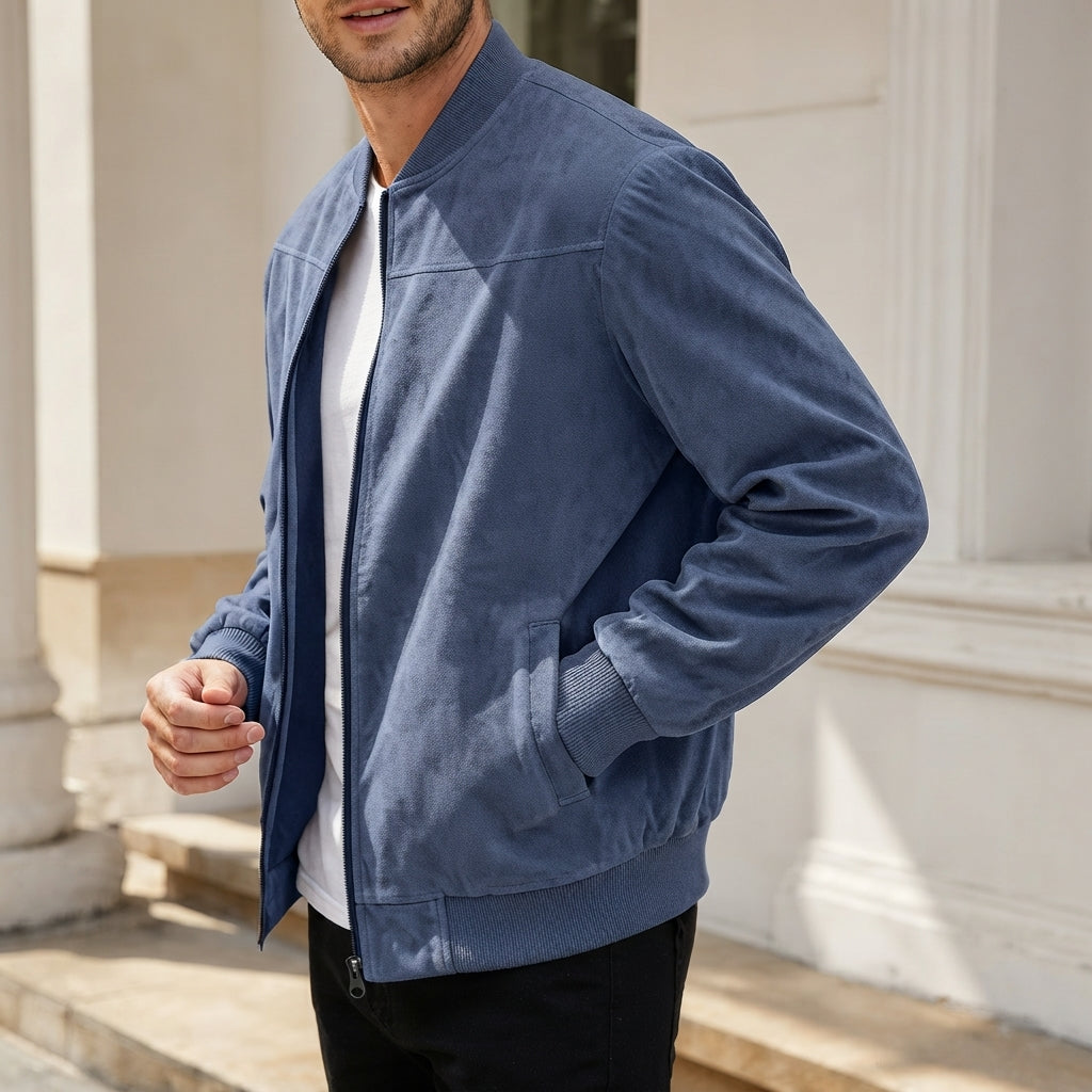 Blouson bomber bleu marine aspect daim porté ouvert