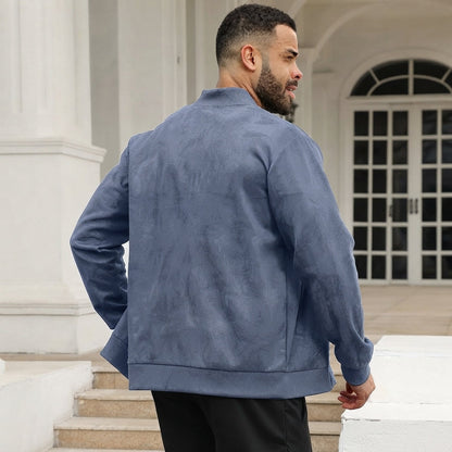 Dos du blouson bomber bleu marine aspect daim porté
