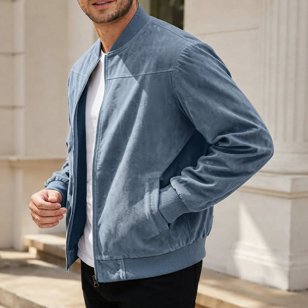 Blouson bomber bleu clair aspect daim porté ouvert