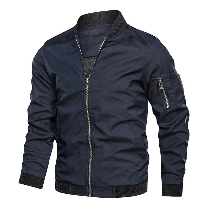 Blouson bomber bleu marine, bords côtes noirs, vue de trois quarts