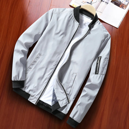 Blouson bomber gris clair posé à plat, poches latérales