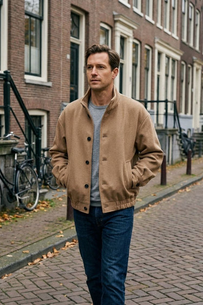 Blouson col montant boutonné, coloris camel, porté en tenue