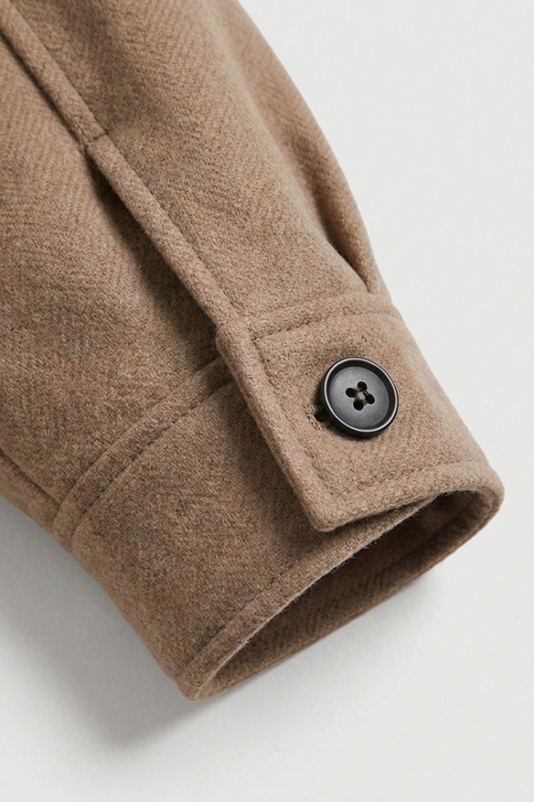 Blouson col montant boutonné, détail du poignet boutonné