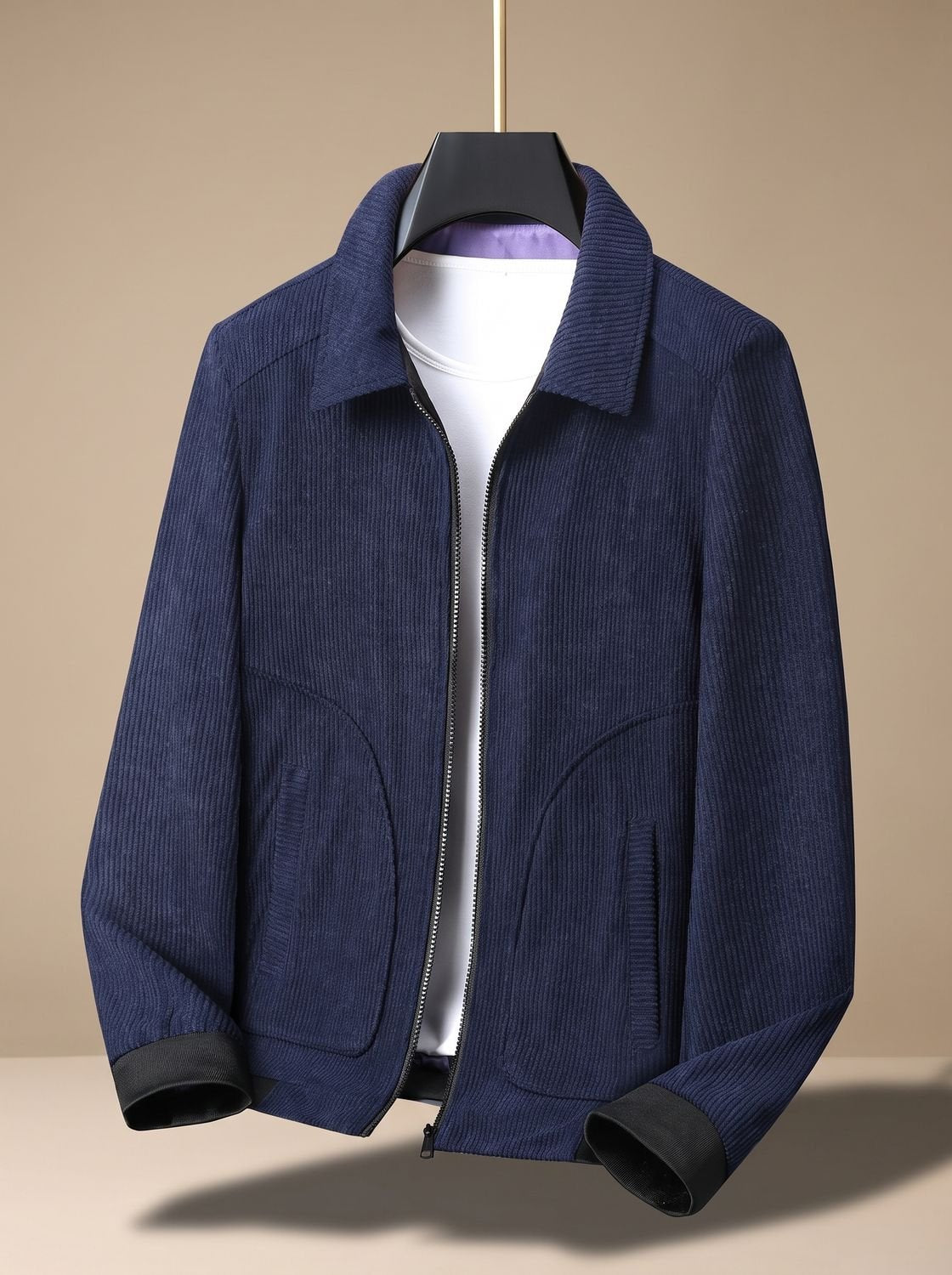 Blouson en velours côtelé bleu marine sur cintre