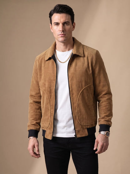 Blouson en velours côtelé kaki porté avec un jean noir