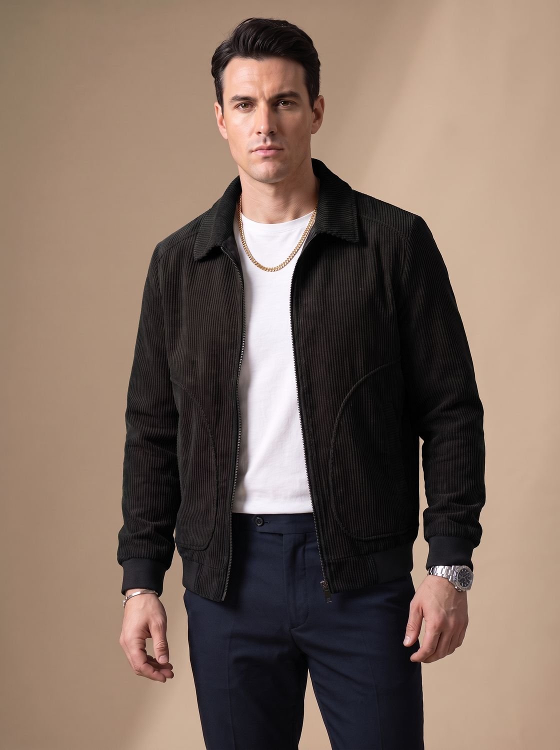 Blouson en velours côtelé noir porté sur un t-shirt blanc