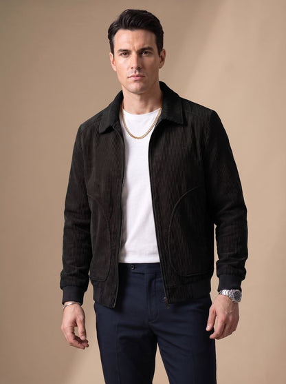 Blouson en velours côtelé noir porté sur un t-shirt blanc