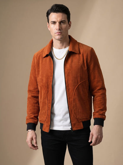 Blouson en velours côtelé orange porté sur un t-shirt blanc