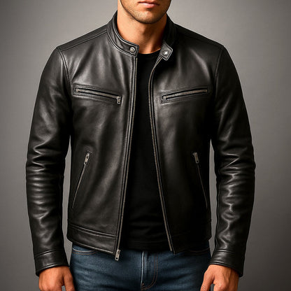 Blouson motard noir porté sur un t-shirt et un jean