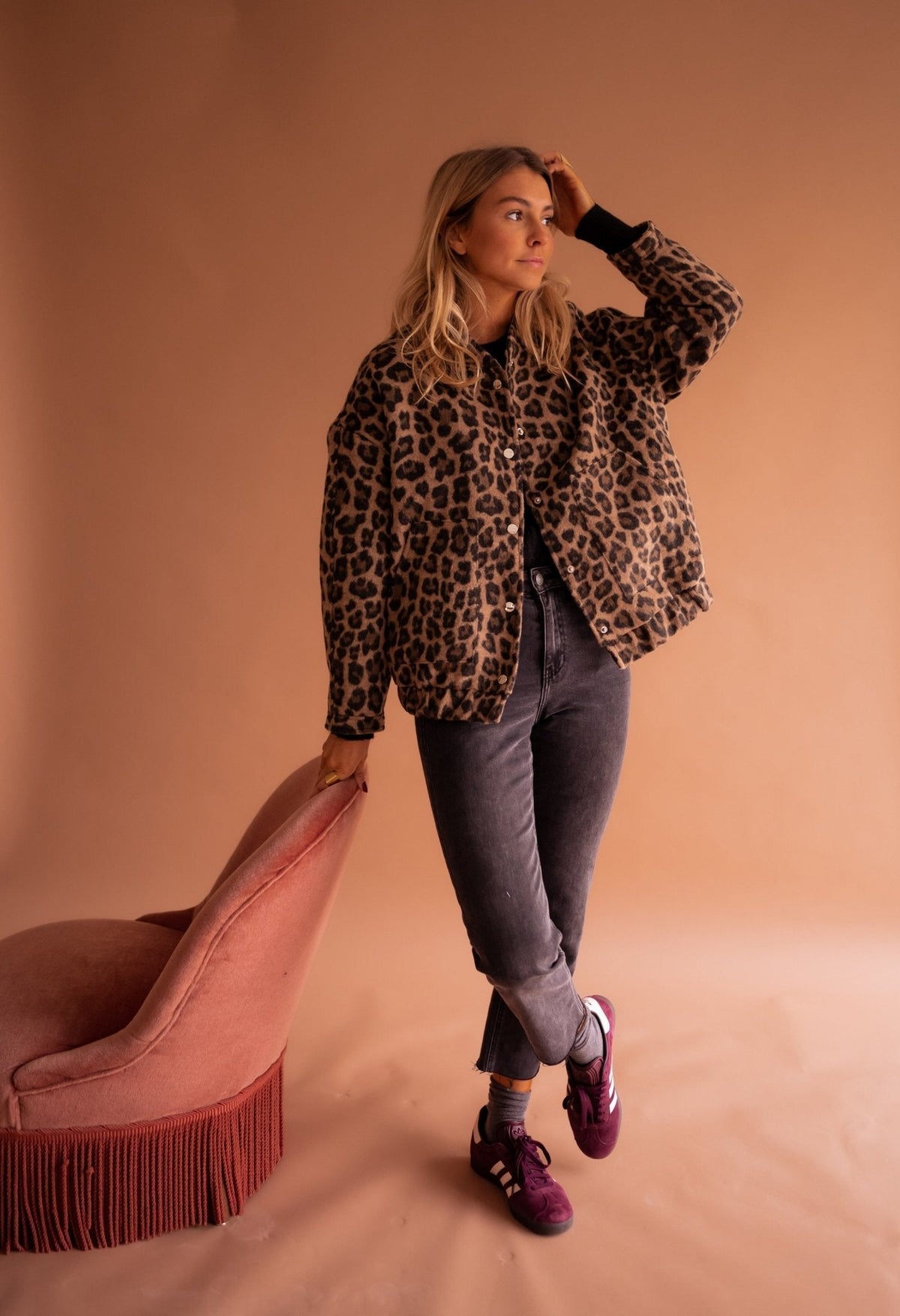 Blouson oversize imprimé léopard porté avec un jean droit, silhouette entière