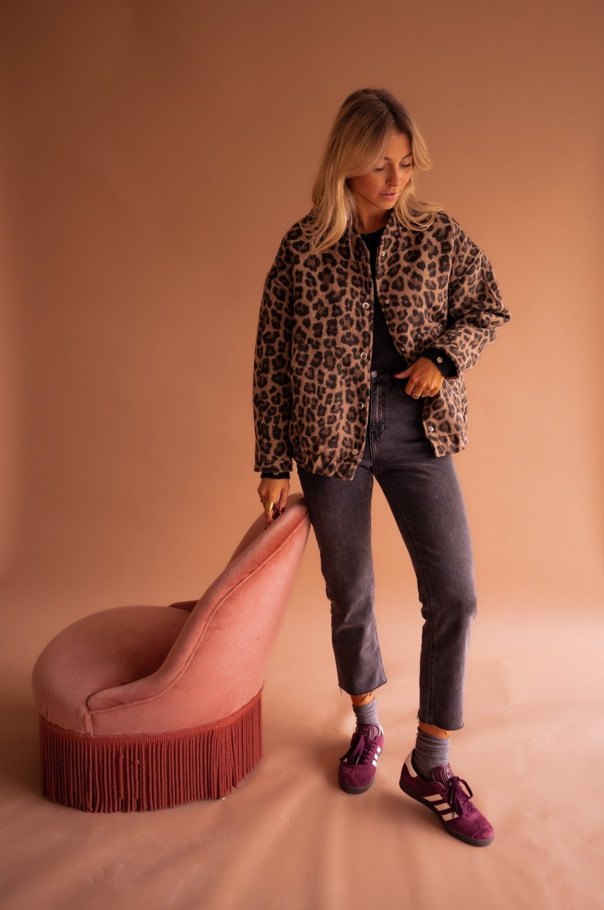 Blouson imprimé léopard et jean gris, silhouette entière de face