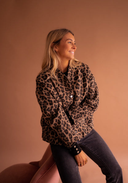 Blouson oversize imprimé léopard porté fermé, vue de trois quarts