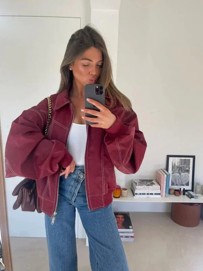 Blouson oversize rouge cerise porté avec un jean, photo au miroir