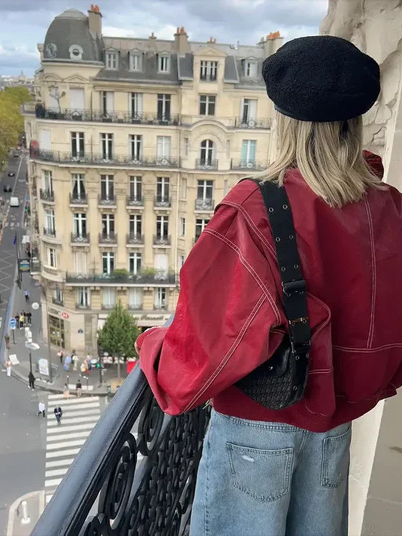 Blouson rouge cerise vu de dos, surpiqûres sur les épaules et manches