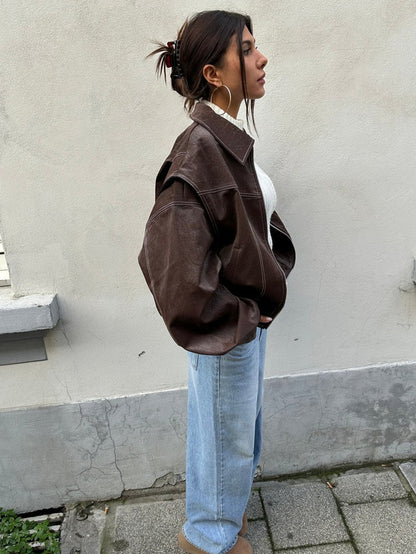 Blouson oversize marron vu de profil, manches amples et bas en côtes