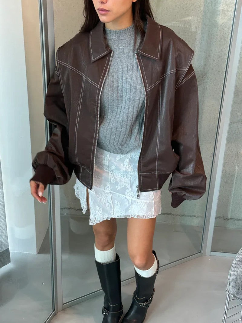 Blouson oversize marron ouvert sur un pull gris, vue de face