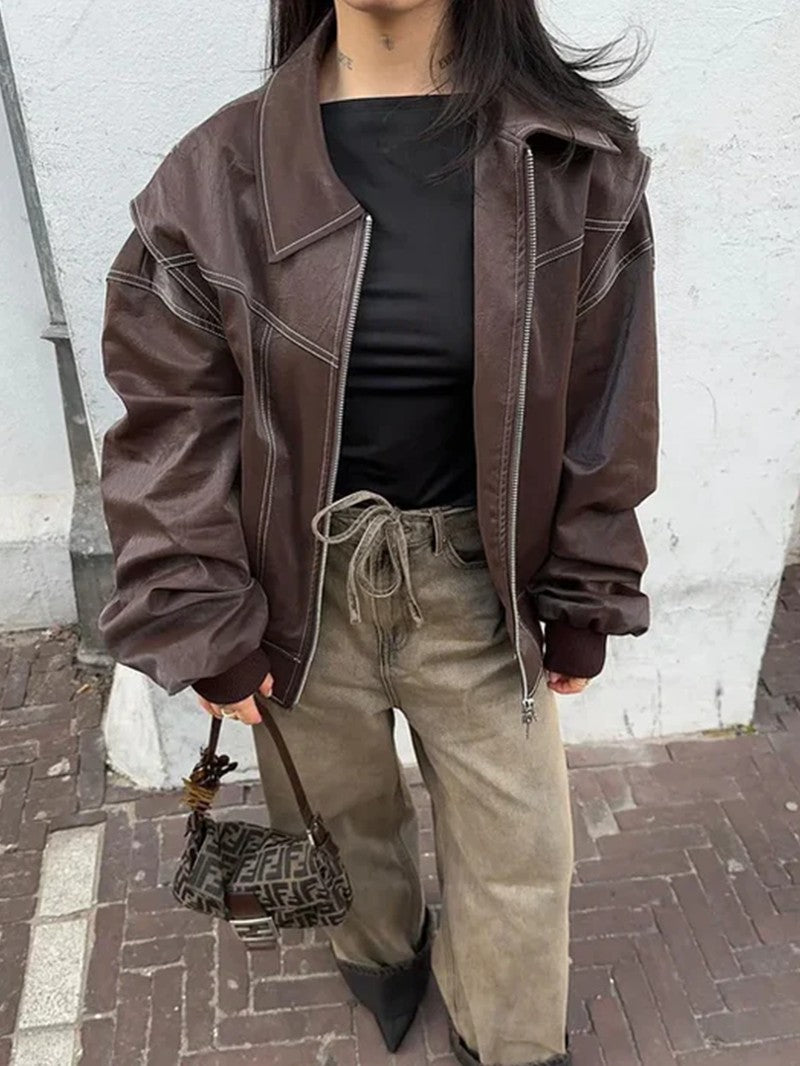 Blouson marron à surpiqûres claires, détail du devant et des empiècements