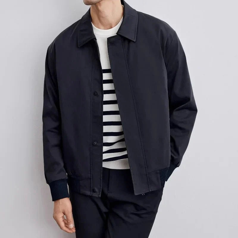Blouson structuré col pointu, coloris bleu marine, vue de trois quarts