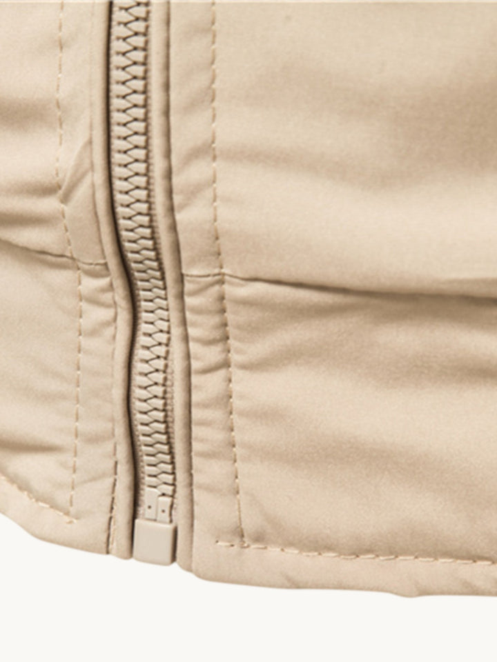 Blouson beige avec fermeture éclair et coutures visibles, détail du zip et col montant
