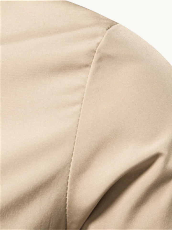 Blouson beige col montant avec couture apparente sur l'épaule