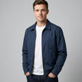 Blouson zippé bleu marine porté ouvert sur un t-shirt blanc