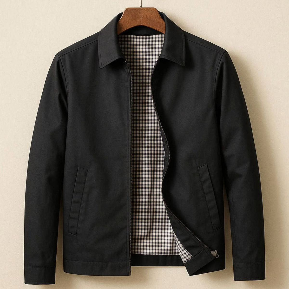 Blouson zippé noir sur cintre, doublure vichy visible
