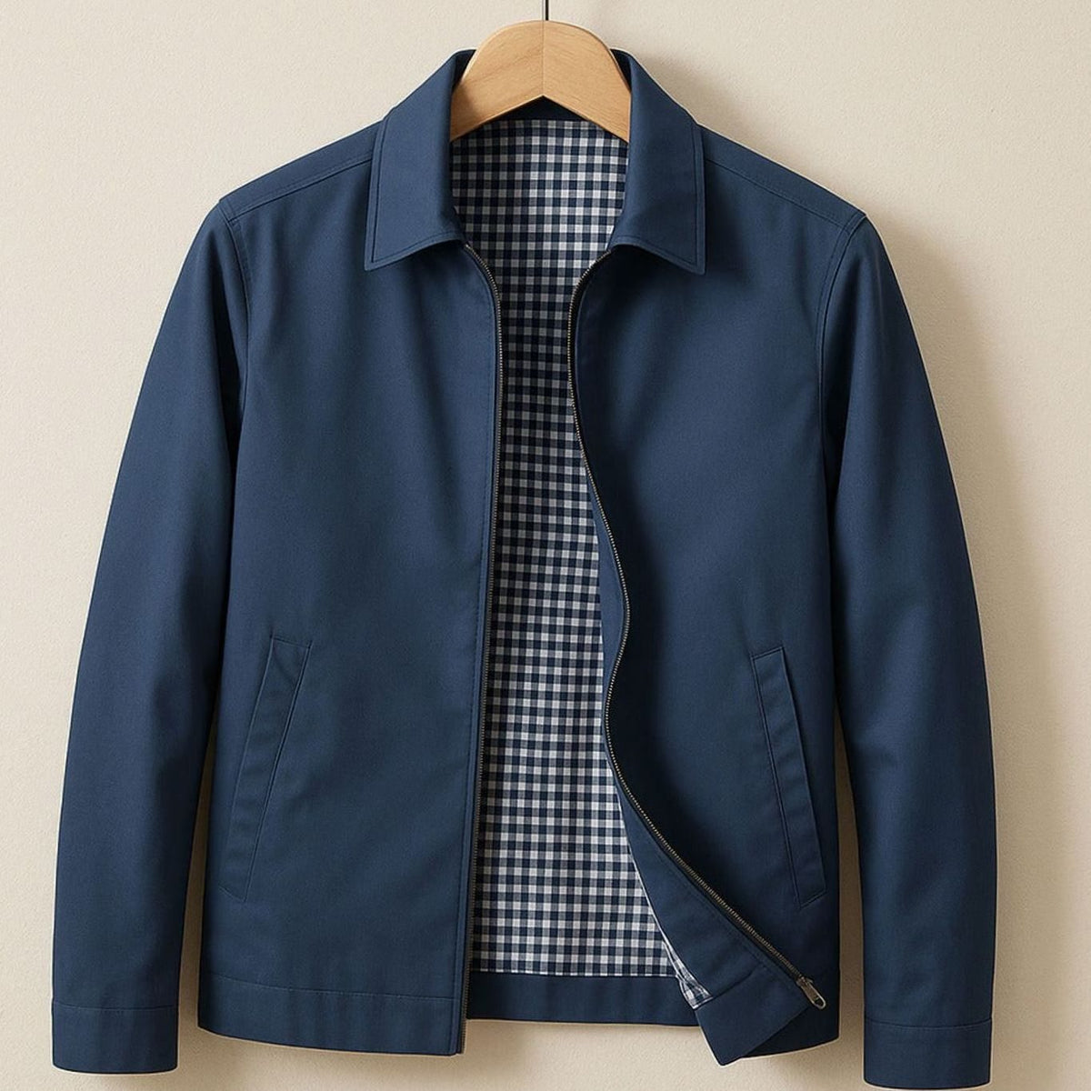 Blouson zippé bleu marine sur cintre, doublure vichy