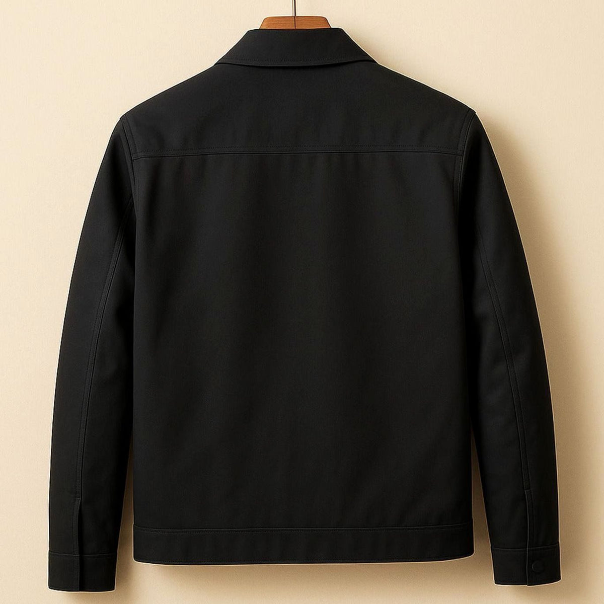 Dos du blouson zippé noir sur cintre