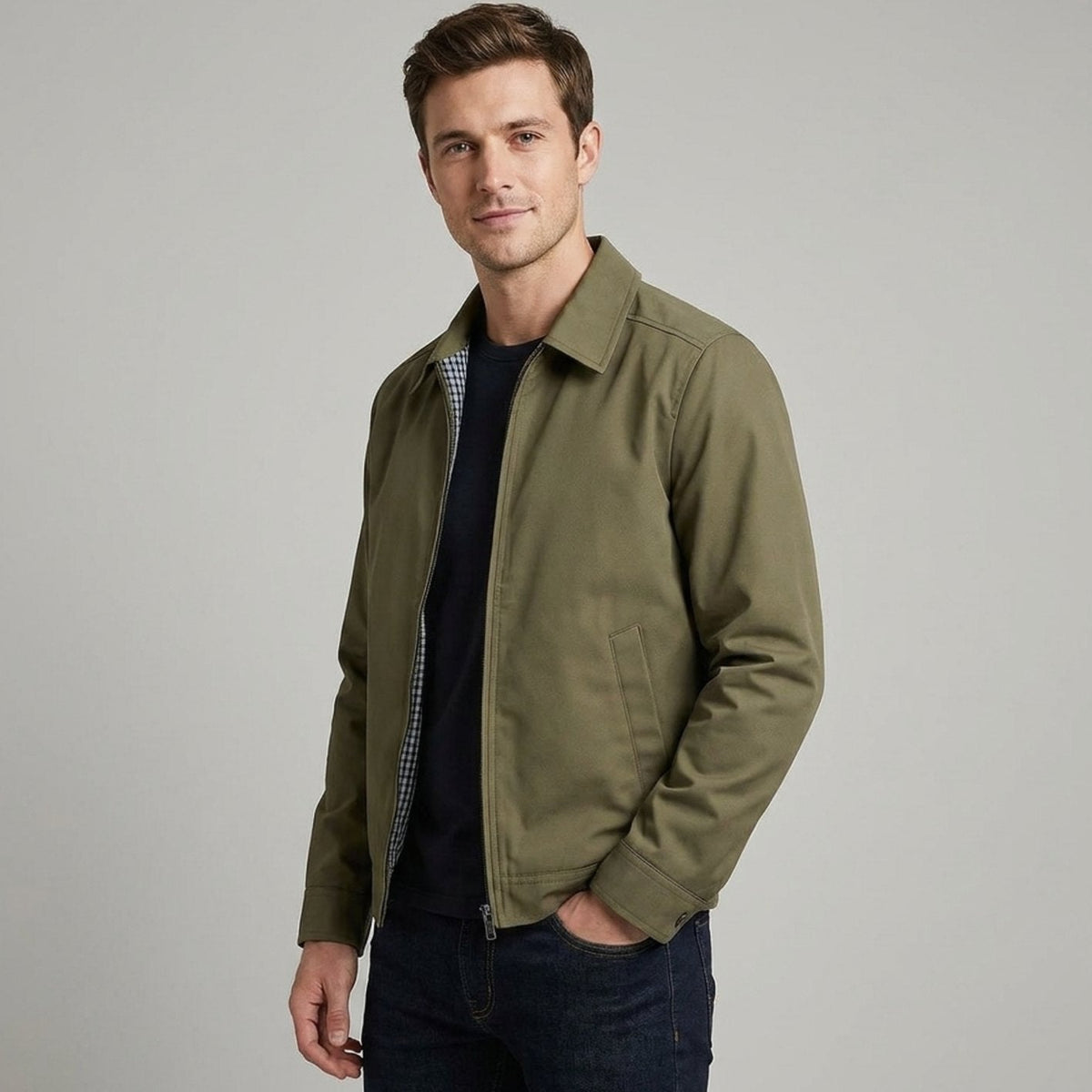 Blouson zippé kaki porté ouvert sur un t-shirt sombre