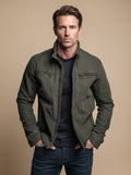Blouson zippé en coton vert armée pour homme, porté ouvert sur un t-shirt