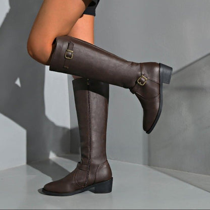 Bottes cavalières à boucles, coloris marron foncé, porté en tenue