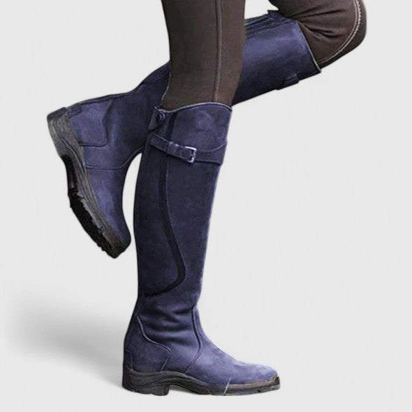 Botte cavalière bleu marine à bride et boucle, vue de profil