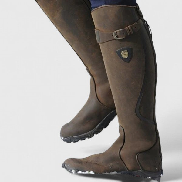 Botte cavalière brune sur semelle crantée, vue rapprochée de profil