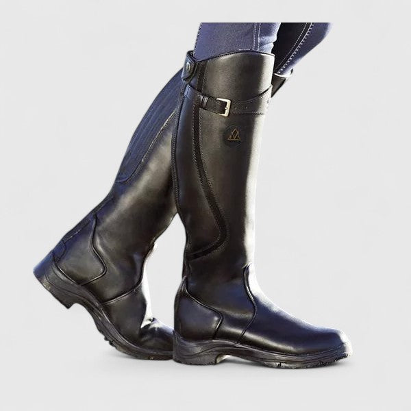 Botte cavalière noire à bride et boucle au haut de la tige, vue de profil