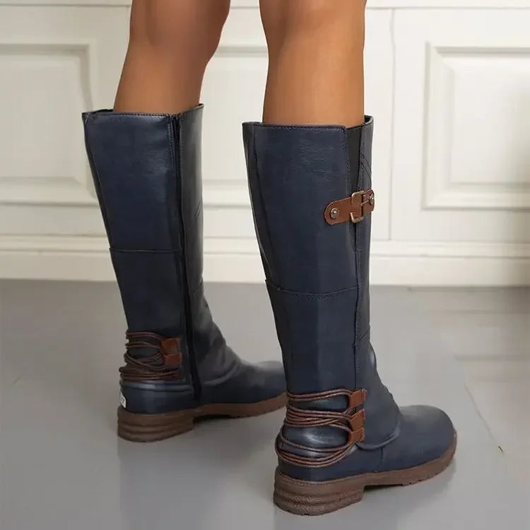 Bottes hautes à boucles, coloris bleu marine, porté en tenue