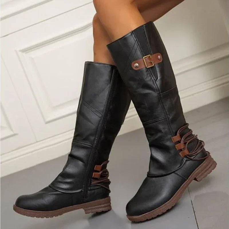 Bottes hautes à boucles, coloris noir, porté en tenue