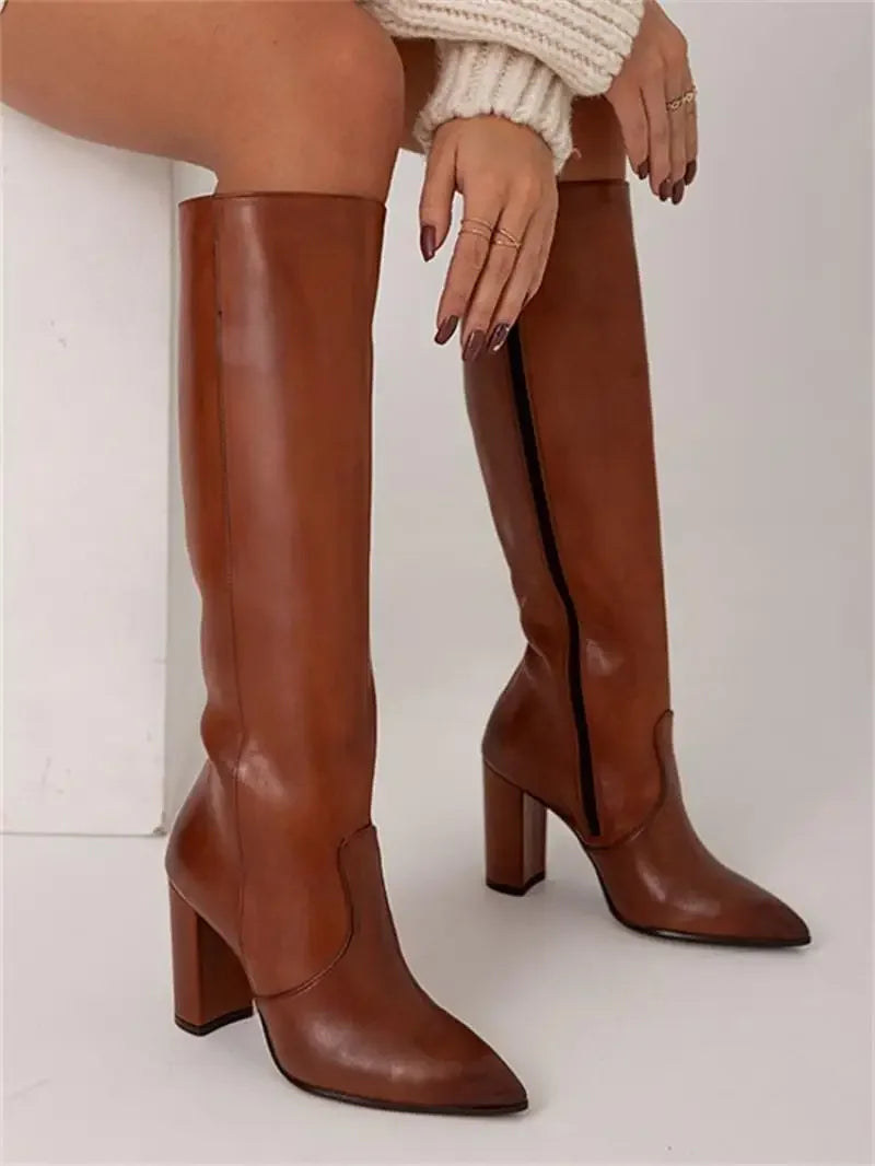 Bottes hautes bout pointu, coloris caramel, porté en tenue