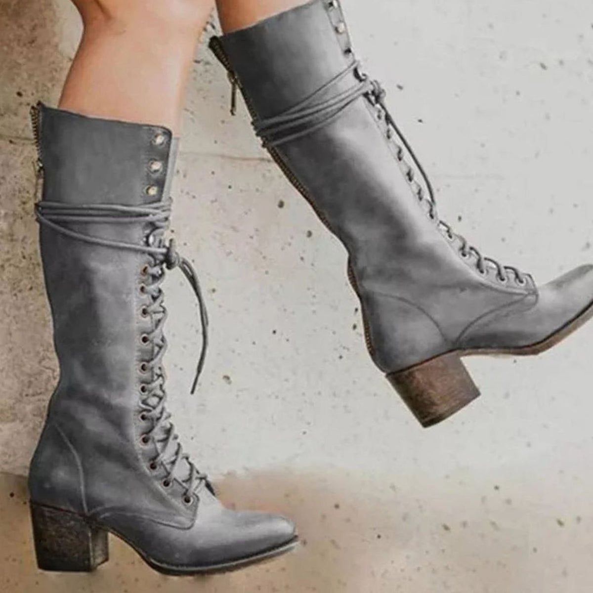 Bottes hautes lacées, coloris gris, porté en tenue