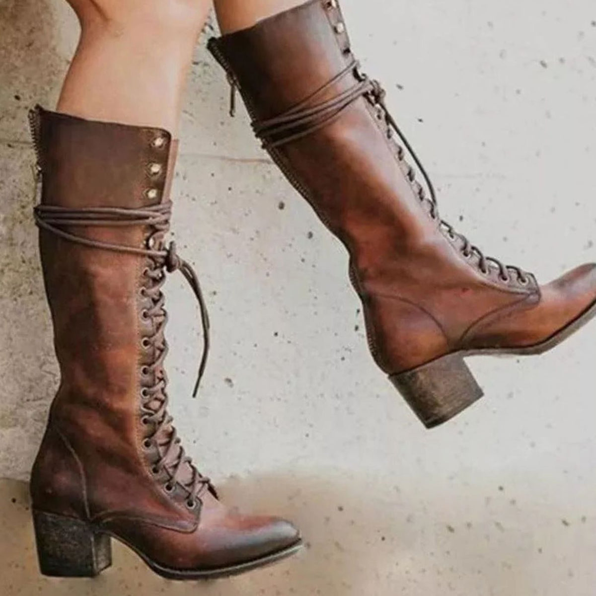 Bottes hautes lacées, coloris marron, porté en tenue