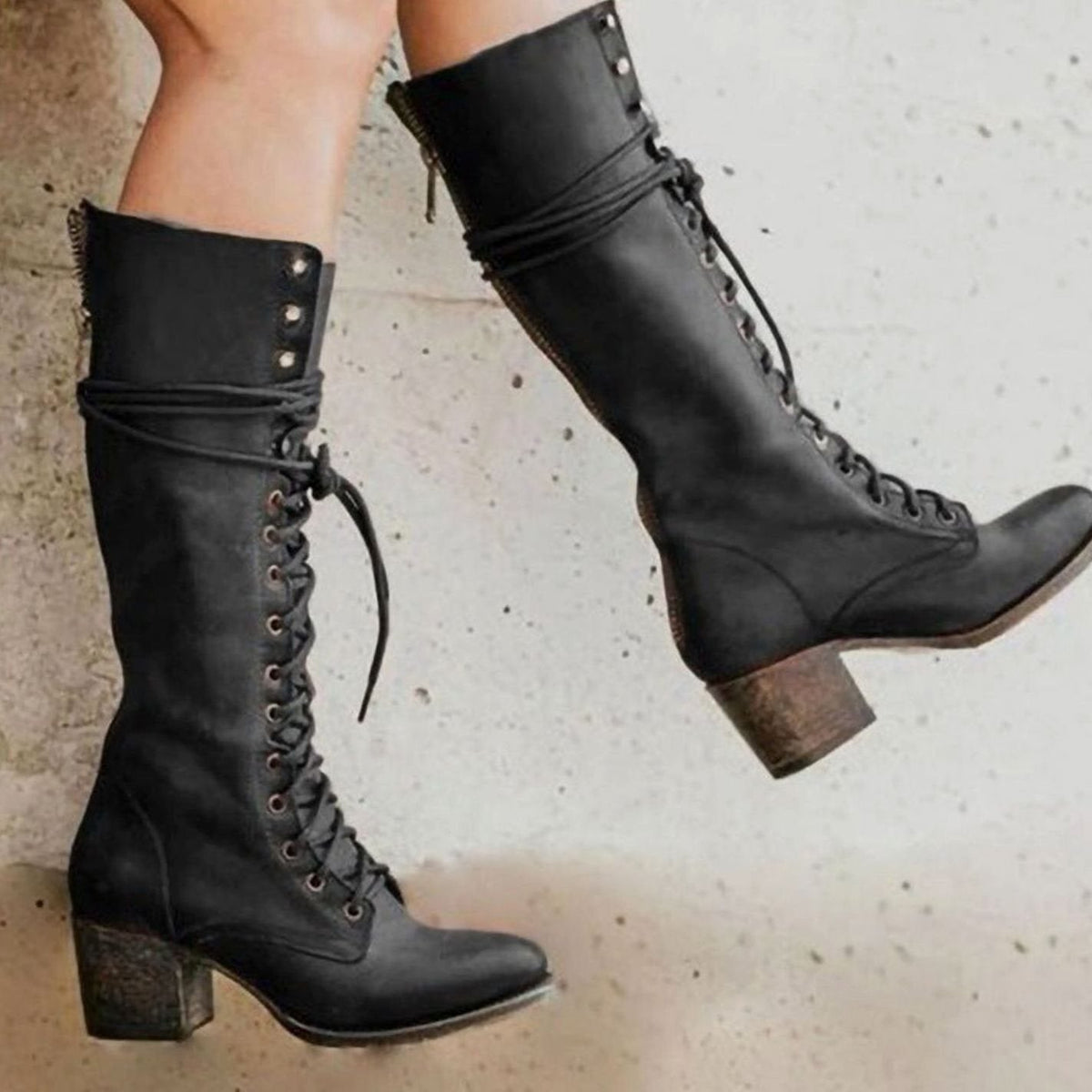 Bottes hautes lacées, coloris noir, porté en tenue