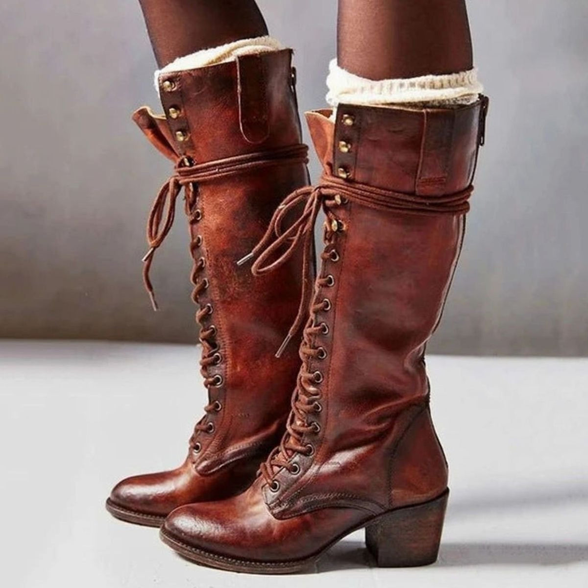 Bottes hautes lacées, coloris rouille, porté en tenue