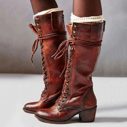 Bottes hautes lacées, coloris rouille, porté en tenue