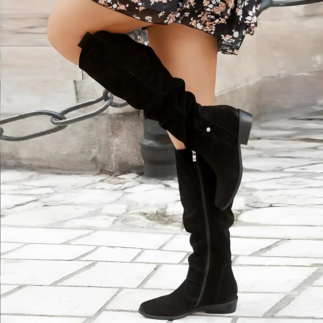 Bottes hautes noires à fermeture latérale, vue de trois quarts