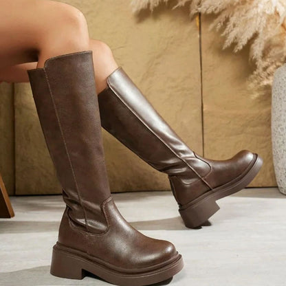Bottes hautes semelle épaisse, coloris marron, vue de trois quarts