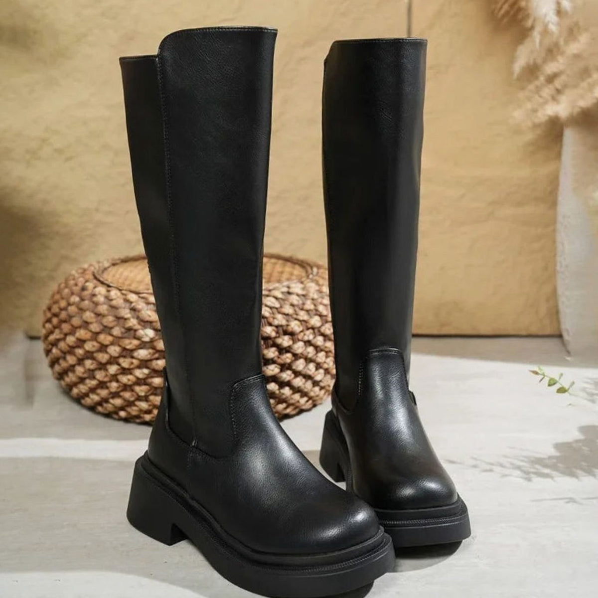 Bottes hautes semelle épaisse, coloris noir, présenté à plat