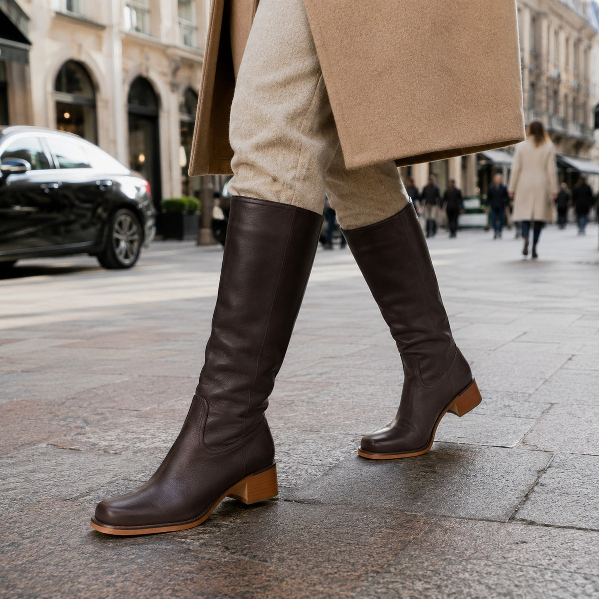 Bottes hautes slim élégantes, coloris marron foncé, porté en tenue
