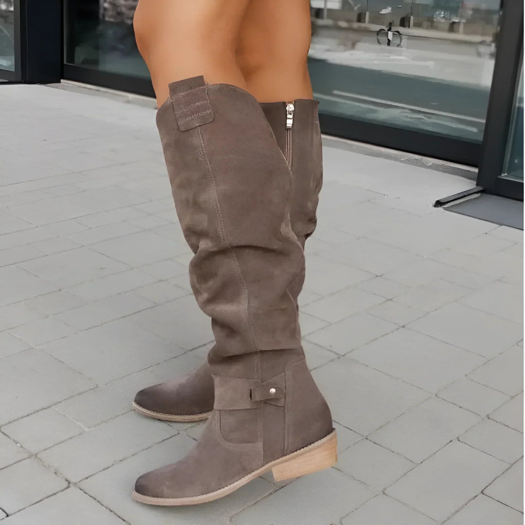 Bottes hautes taupe à bride de cheville, vue de face en extérieur